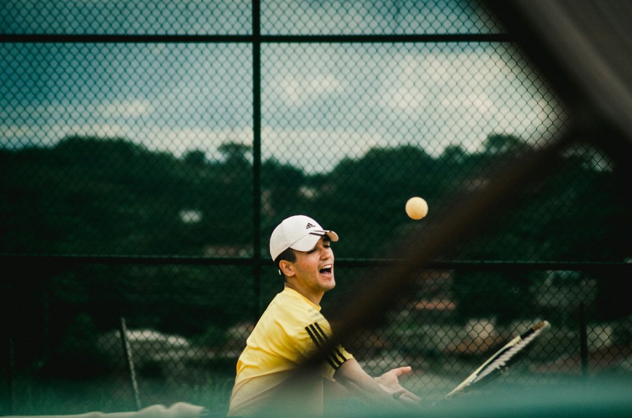 Cum să îți îmbunătățești imediat jocul de tenis